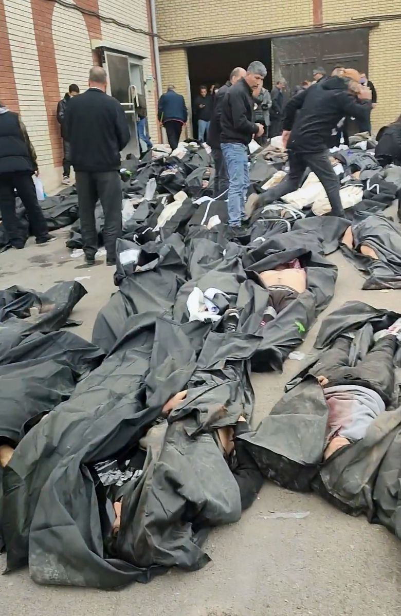 지난 9일에서 11일 사이 촬영되어 소셜 미디어에 유포된 이 영상 캡처 화면은 이란 테헤란주 외곽 카흐리자크에서 시위 진압 후 수십 구의 시신과 애도자들이 있는 영안실 모습을 보여주고 있다. AP연합뉴스