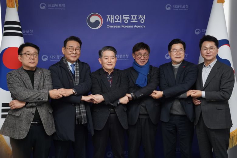 15일 더불어민주당 인천시당 관계자들이 김경협 재외동포청장(왼쪽 세번째)을 방문해 서울 이전 검토 중단을 요청한 뒤 기념촬영을 하고 있다. 민주당 인천시당 제공