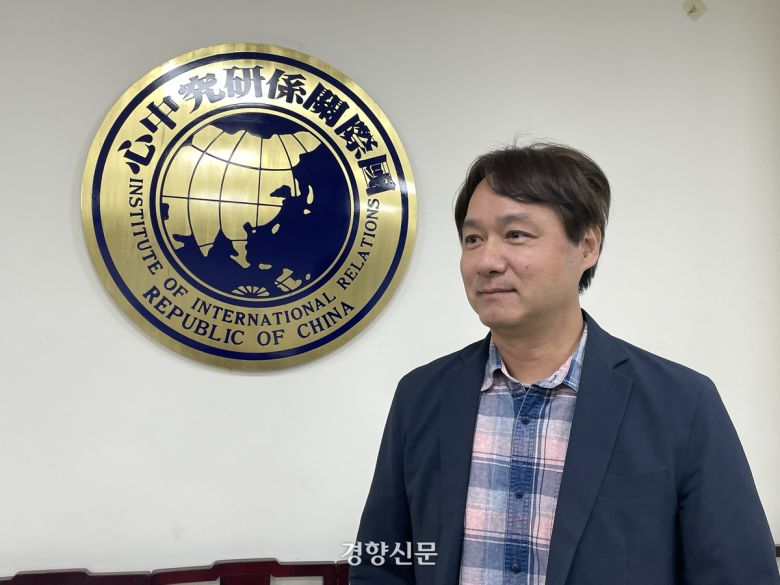 왕신셴 대만 국립정치대 교수 겸 국제관계연구센터 소장이 지난달 15일 타이베이의 대만 국립정치대에서 경향신문과 인터뷰하고 있다. 왕 소장은 “대만 정치사회의 모든 대립과 갈등은 ‘통일이냐 독립이냐’ 등 중국과의 관계로 수렴된다”면서 “중대한 도전 앞에서 중국에 관해 단결된 목소리를 내지 못하는 상황이 가장 우려스럽다”고 말했다. 타이베이/김유진 기자