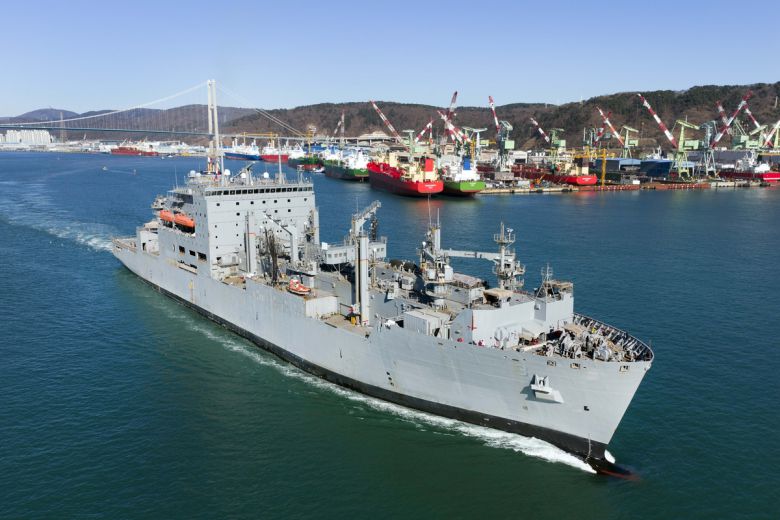 지난 6일 울산 HD현대중공업 중형선사업부 인근 부두에서 미 해군 소속 ‘USNS 앨런 셰퍼드’함이 정기 정비를 마치고 출항하는 모습. HD현대중공업 제공