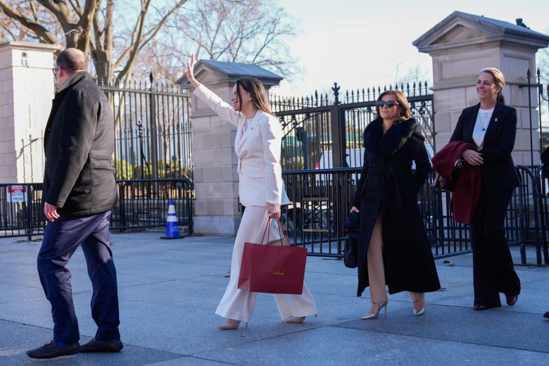 베네수엘라 야당 지도자 마리아 코리나 마차도가 15일(현지시간) 미국 워싱턴 백악관에서 도널드 트럼프 미국 대통령을 만난 후 펜실베이니아 애비뉴에서 지지자들에게 인사하고 있는 가운데 트럼프 대통령의 서명이 새겨진 쇼핑백을 들고 있다. AP연합뉴스
