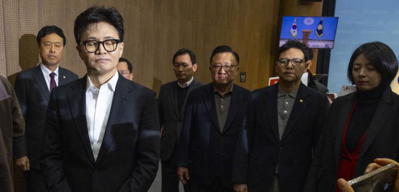 한동훈 전 국민의힘 대표가 14일 국회 소통관에서 당 윤리위원회가 본인에 대해 제명 처분을 한 것과 관련한 기자회견을 마친 뒤 의원들과 회견장을 빠져나오고 있다. 연합뉴스