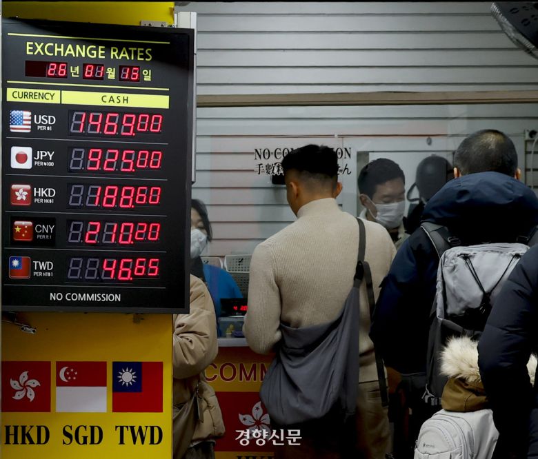 스콧 베선트 미국 재무부 장관이 원화가치 약세를 우려하는 ‘구두 개입’ 메시지를 내자 한때 원·달러 환율이 1470원대에서 1460원대로 떨어지며 10거래일 만에 상승세가 꺾였다. 15일 서울 명동 거리의 환전소에서 외국인 관광객들이 환전을 하고 있다. 문재원 기자