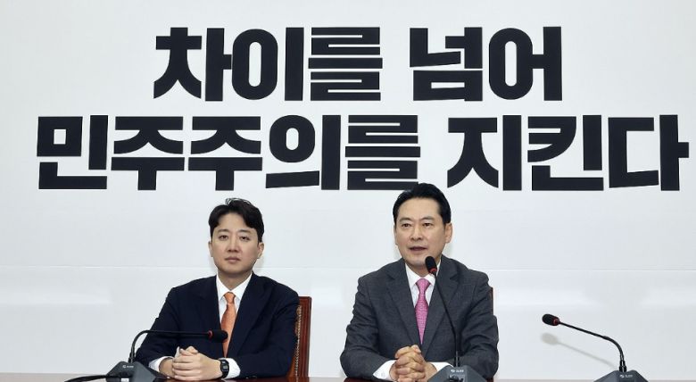 국민의힘 장동혁 대표(오른쪽)가 지난 13일 국회 국민의힘 당대표 회의실에서 개혁신당 이준석 대표를 만나 발언하고 있다. 연합뉴스.