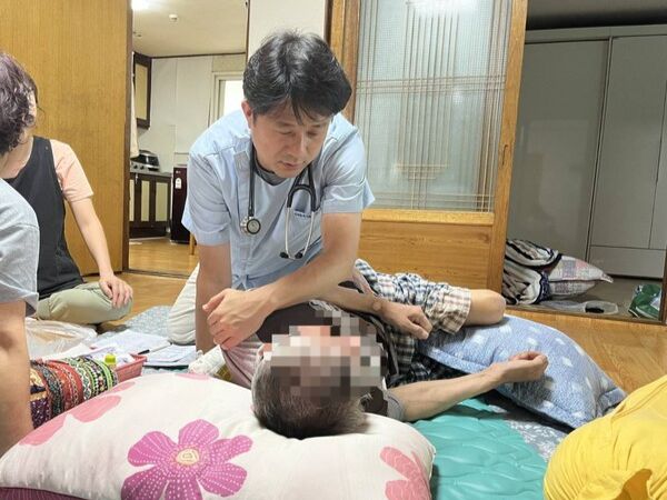 우리동네의원 이훈호 원장이 방문 진료를 하는 모습. 홍성의료복지사회적협동조합 제공