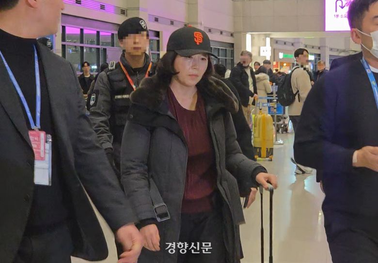 ‘공천헌금 1억 수수 의혹’ 관련 수사를 받는 김경 무소속 서울시의원이 지난 11일 오후 인천국제공항을 통해 귀국하고 있다. 우혜림 기자