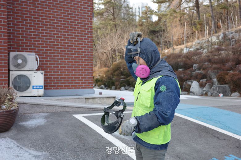 지난 14일 경기 수원시의 한 교회 앞에서 강윤규씨(57)가 작업을 준비하고 있다. 우혜림 기자