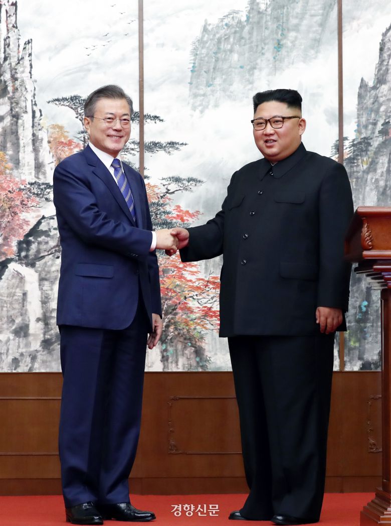 문재인 대통령과 김정은 국무위원장이 19일 평양 백화원 영빈관에서 평양공동선언을 발표한 후 악수하고 있다. 2018.9.19 /평양사진공동취재단 서성일기자