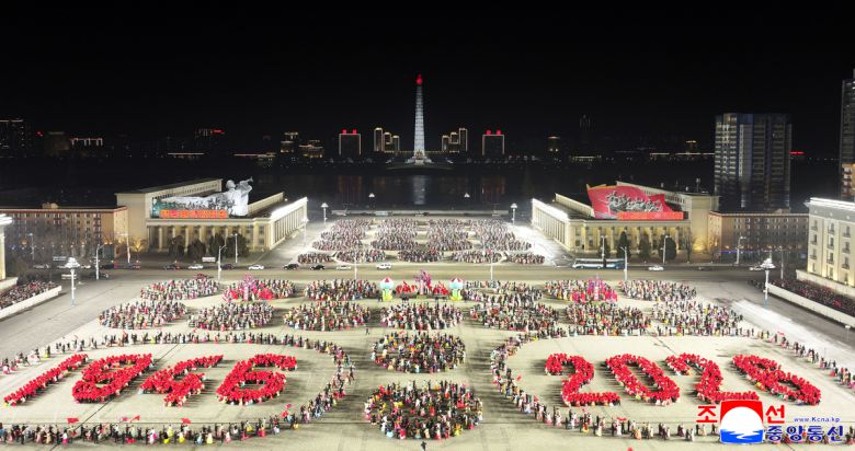 사회주의애국청년동맹창립 80주년 기념 청년 학생들의 야회가 지난 17일 진행됐다고 조선중앙통신이 18일 보도했다. 조선중앙통신·연합뉴스