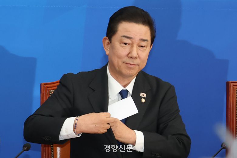 지난해 12월 30일 김병기 전 더불어민주당 원내대표가 국회에서 열린 원내대책회의에서 원내대표직 사퇴 의사를 밝힌 후 입장문을 집어넣고 있다. 한수빈 기자