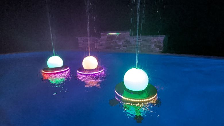 일본 기업 스페이스 원이 개발한 무인 수상정 형태 분수 로봇이 수면을 이동하면서 물을 분사하고 있다. 스페이스 원 제공