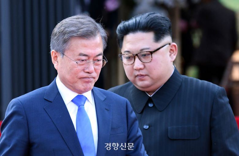 2018년 4월27일 당시 문재인 대통령과 김정은 북한 국무위원장이 판문점 평화의 집 앞마당에서 ‘판문점 선언’ 을 발표하기 위해 연단으로 향하고 있다. 판문점 | 한국공동사진기자단·서성일 기자