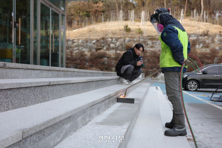 지난 14일 경기 수원시의 한 교회 앞에서 버너 구이 작업을 하는 강윤규씨(57)의 모습을 아들 전의씨가 촬영하고 있다. 우혜림 기자
