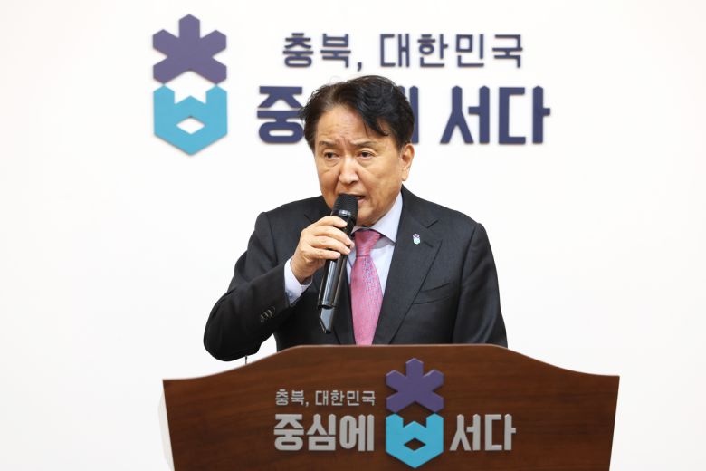 김영환 충북지사가 19일 도청 브리핑룸에서 기자회견을 열고 정부의 행정통합 추진에 대해 이야기하고 있다. 충북도 제공.