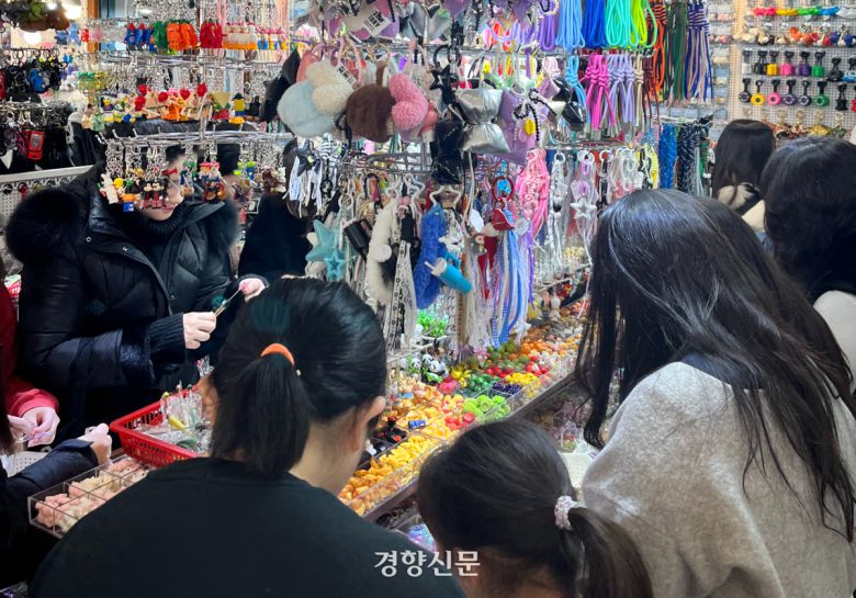 ‘볼꾸’ 유행의 핵심은 가성비다. 볼펜 몸통은 천원 내외, 참과 파츠는 개당 몇백 원대다. 하나의 펜을 완성하는데 5천원 안팎의 비용이 든다. 부담이 적다 보니 다른 콘셉트로 다시 만들어보는 재방문도 잦다. 김지윤 기자