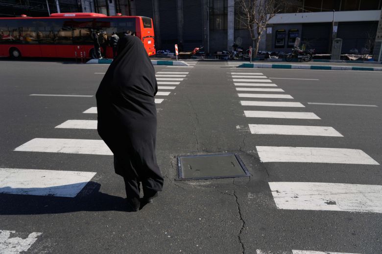 지난 16일(현지시간) 이란 테헤란의 거리를 한 여성이 걷고 있다. AP연합뉴스