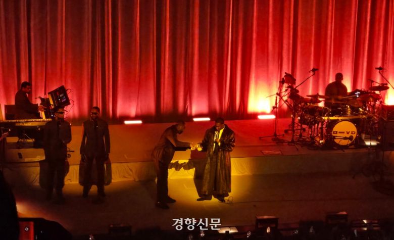 서울 영등포구 명화라이브홀에서 18일 열린 기비온의 <디어 비러브드 더 투어(Dear Beloved, The Tour)> 한국 콘서트에서 ‘Heartbreak Anniversary’ 무대 전 스태프가 기비온이 든 잔에 막걸리를 채우고 있다. 전지현 기자