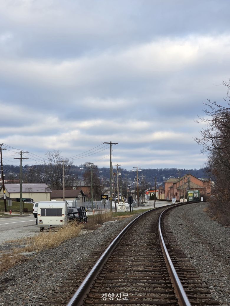 지난 10일(현지시간) 미국 펜실베니아주의 러스트벨트 소도시인 찰로이의 풍경. 도시를 가로지르는 이 철도로 아직도 석탄을 실어나르는 열차가 지나다닌다. 찰로이 | 정유진 특파원