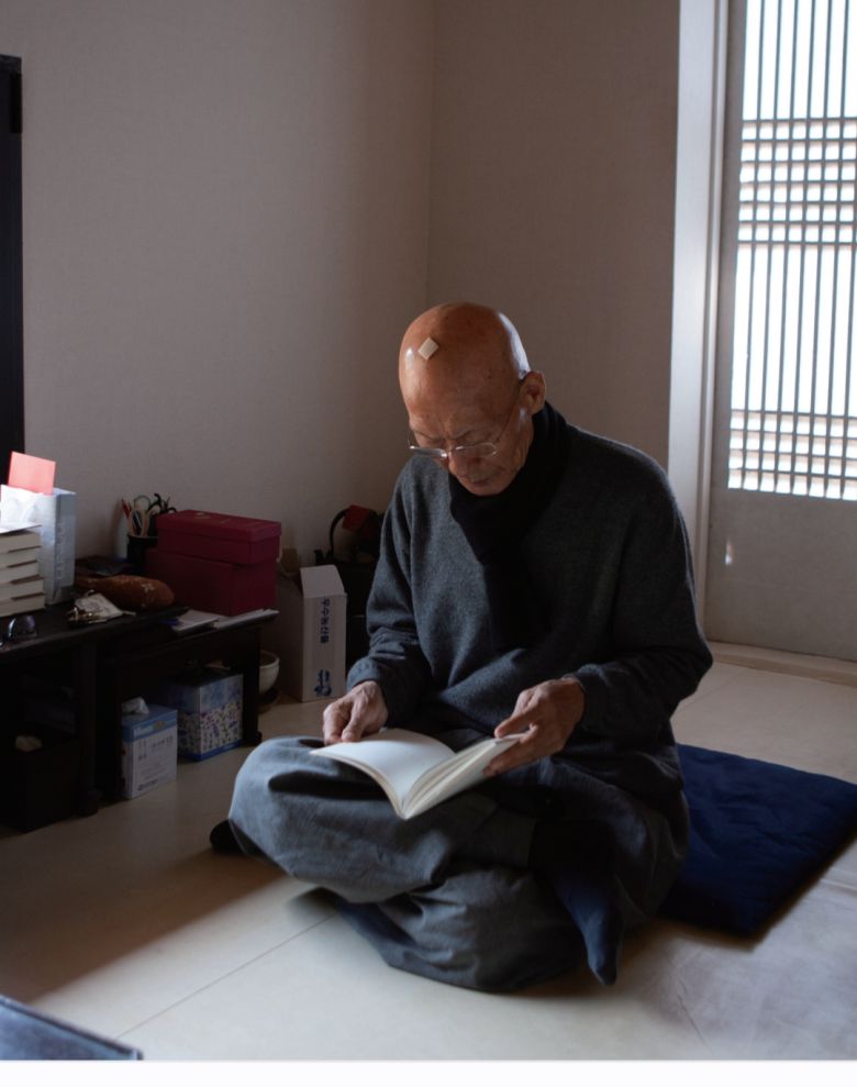 법정스님이 책을 보고 있는 모습.  덕조스님 제공