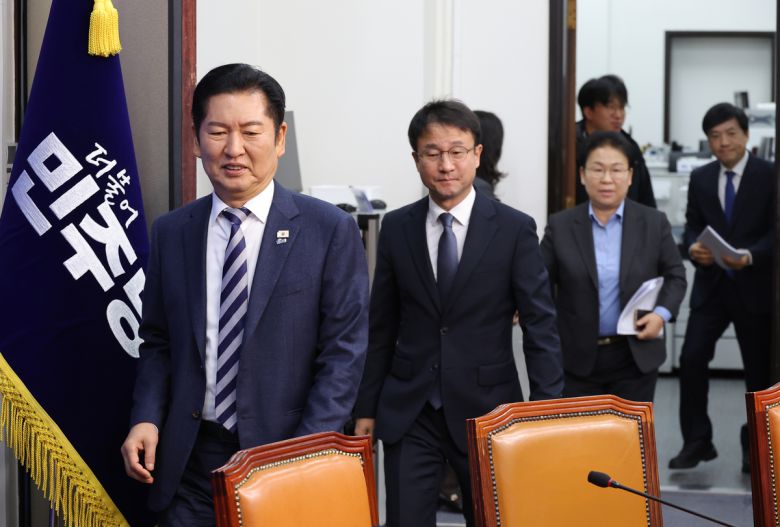 정청래 더불어민주당 대표(맨 앞)와 한병도 원내대표, 최고위원들이 19일 여의도 국회에서 열린 최고위원회의에 입장하고 있다. 연합뉴스