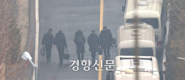 윤석열 전 대통령에 대한 2차 체포영장 집행을 앞둔 지난해 1월14일 서울 용산구 한남동 대통령 관저 경내에서 경호처 관계자들이 대화하며 관저 방향으로 이동하고 있다. 권도현 기자