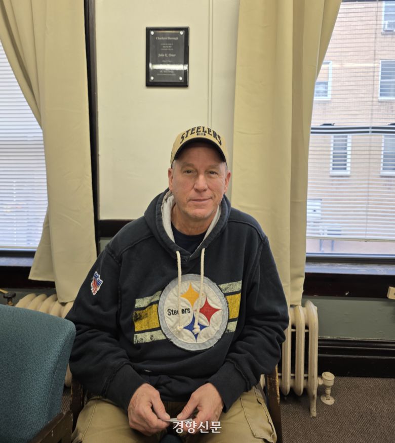 지난 12일(현지시간) 미국 펜실베니아주의 러스트벨트 소도시인 찰로이의 조 매닝 행정책임자가 경향신문과 인터뷰를 하고 있다. 찰로이 | 정유진 특파원