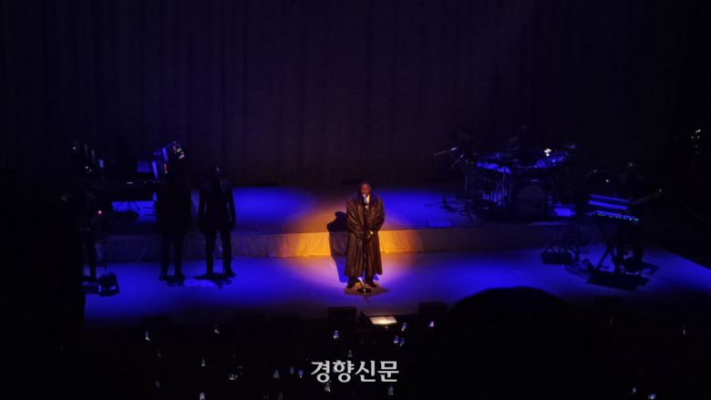 서울 영등포구 명화라이브홀에서 18일 열린 <디어 비러브드 더 투어(Dear Beloved, The Tour)> 한국 콘서트에서 가수 기비온이 노래를 부르고 있다. 전지현 기자
