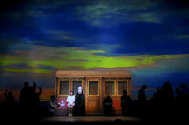 <센과 치히로의 행방불명>에서 센(치히로)이 기차를 타고 유바바의 쌍둥이 언니 제니바의 집으로 향하는 장면. 원작에서 사랑받는 장면 중 하나인 이 여정도 서정적인 연출로 무대화됐다.    TOHO Theatrical Dept. 제공