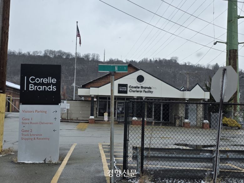 지난 12일(현지시간) 미국 펜실베니아주 찰로이의 유리공장. 130년 역사의 이 공장은 지난해 4월 폐업했다. 아직 인수자가 나타나지 않아 간판이 그대로 남아있지만, 안은 텅 빈 공실이다. 찰로이 | 정유진 특파원