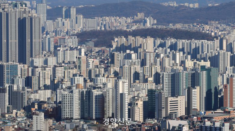 이달 1일 서울 중구 남산타워에서 바라본 서울 시내 아파트 단지의 모습. 정효진 기자