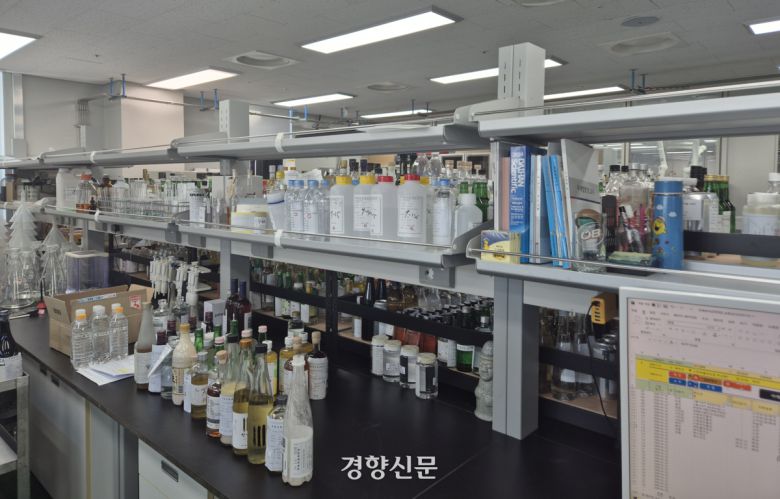 지난 16일 국세청 주류면허지원센터에 술 견본품들이 놓여 있다. 김윤나영 기자