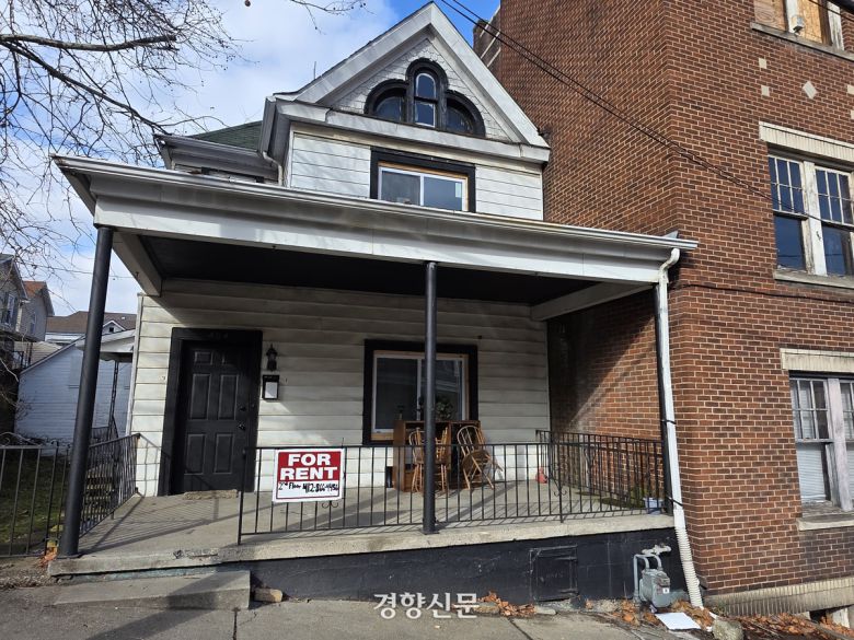 미국 펜실베니아주 러스트벨트 소도시의 찰로이 주택가에는 ‘임대중’이라는 팻말이 붙은 빈 집들이 많이 눈에 띈다. 지난해 이곳을 떠나는 아이티 이민자들이 늘어나면서 빈 집은 빠르게 늘어나고 있다. 찰로이 | 정유진 특파원