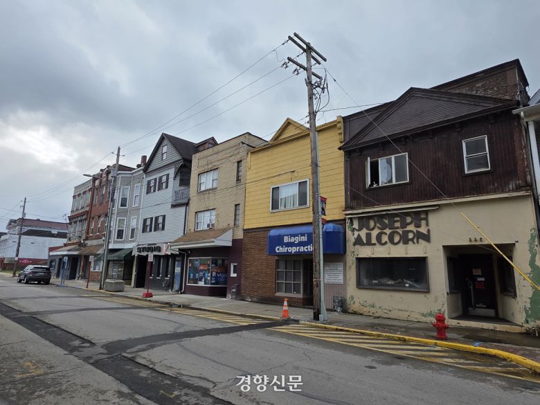 지난 10일(현지시간) 미국 펜실베이니아주 러스트벨트 소도시인 찰로이 번화가의 풍경. 대부분 상가는 공실이었고, 오가는 사람들을 찾아보기 어려웠다. 찰로이 | 정유진 특파원