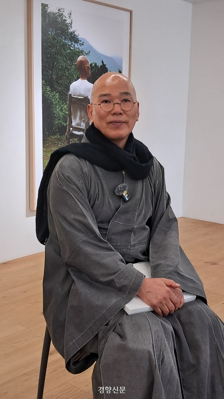 법정스님의 맏상좌 덕조스님이 전시회 기획배경에 대해 설명하고 있다. 박경은 기자