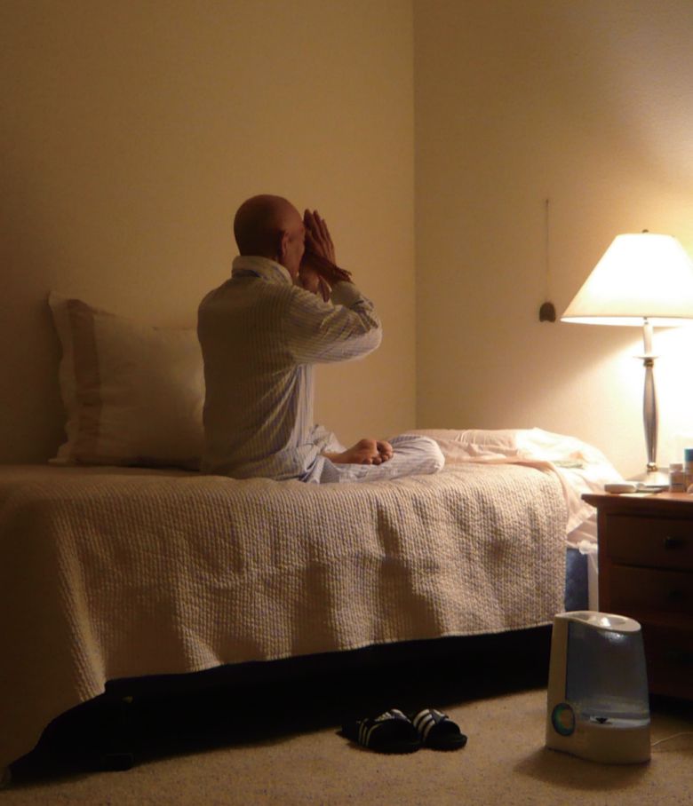 암투병 중이던 법정스님이 명상하고 있는 모습.   덕조스님 제공