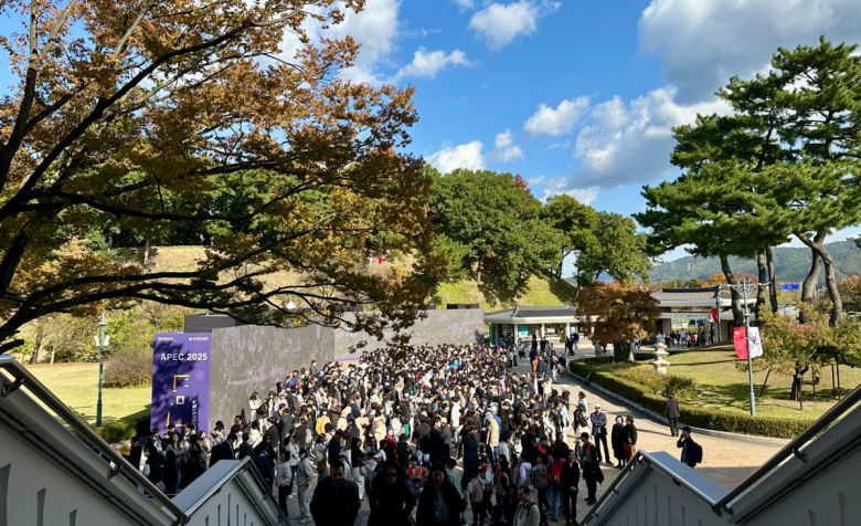 104년 만에 신라 금관 6점이 한자리에 모인 ‘신라 금관, 권력과 위신’ 특별전이 일반 공개된 첫날인 지난해 12월2일 국립경주박물관 앞에 금관을 관람하려는 관람객들이 길게 줄을 서 있다. 국립경주박물관 제공