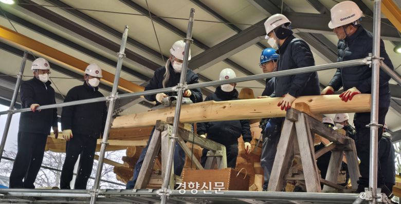 전북대 고창캠퍼스 공학관 2층 야외실습장에서 한옥기능인력과정 교육생들이 한옥 정자 골조에 쓰일 목재를 다듬고 있다. 김지혜 기자