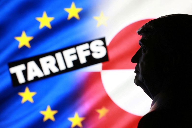 유럽연합(EU)과 그린란드 국기 앞에 놓인 트럼프 대통령의 미니어처 모델. 로이터연합뉴스