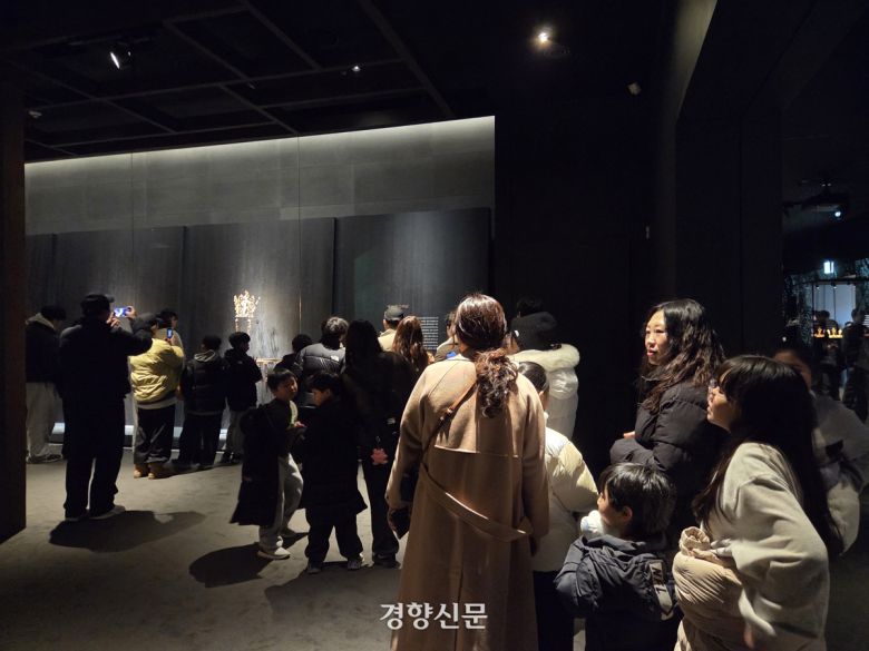 지난 2월12일 국립경주박물관 ‘신라 금관, 권력과 위신’ 특별전 전시실에 평일임에도 많은 관람객이 줄지어 금관을 관람하고 있다. 김현수 기자