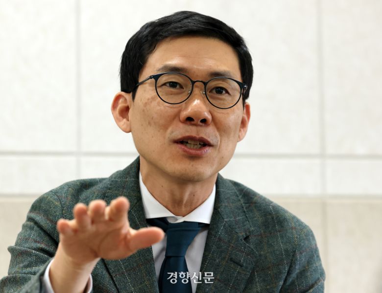 백우열 연세대 정치외교학과 교수가 지난 8일 경향신문사에서 인터뷰하며 “피크를 인정하지 않는 사회가 가장 위험하다”며 “버틸 것인지, 바꿀 것인지를 말하는 순간부터 정치가 시작된다”고 말했다.   서성일 선임기자