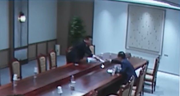 지난해 10월13일 서울중앙지법 형사33부(재판장 이진관) 심리로 열린 한덕수 전 국무총리의 내란 우두머리 방조 혐의 재판에서 12·3 불법계엄 당일 대통령실 CCTV 영상이 공개되고 있다. MBC TV 캡처