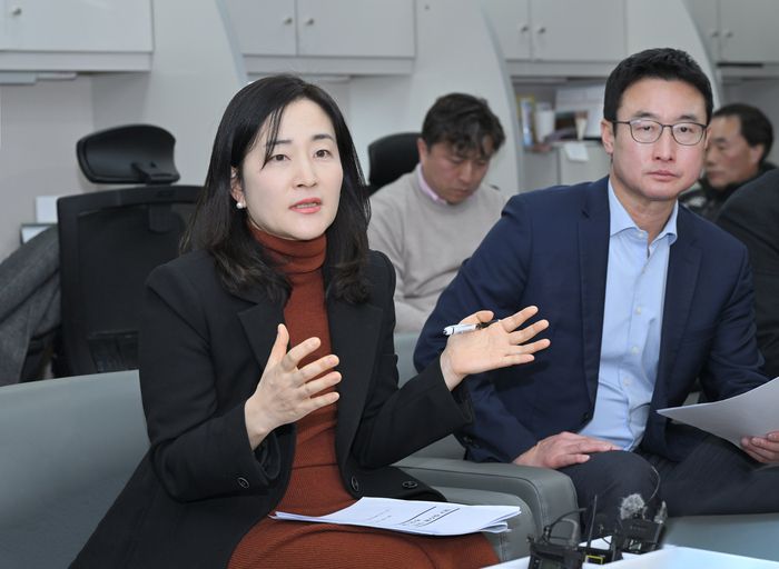 김효정 기후에너지환경부 물이용정책관(왼쪽)과 이형섭 물이용정책과장이 지난 15일 대구시 동인청사에서 대구 취수원 이전 사업안을 설명하고 있다. 대구시 제공