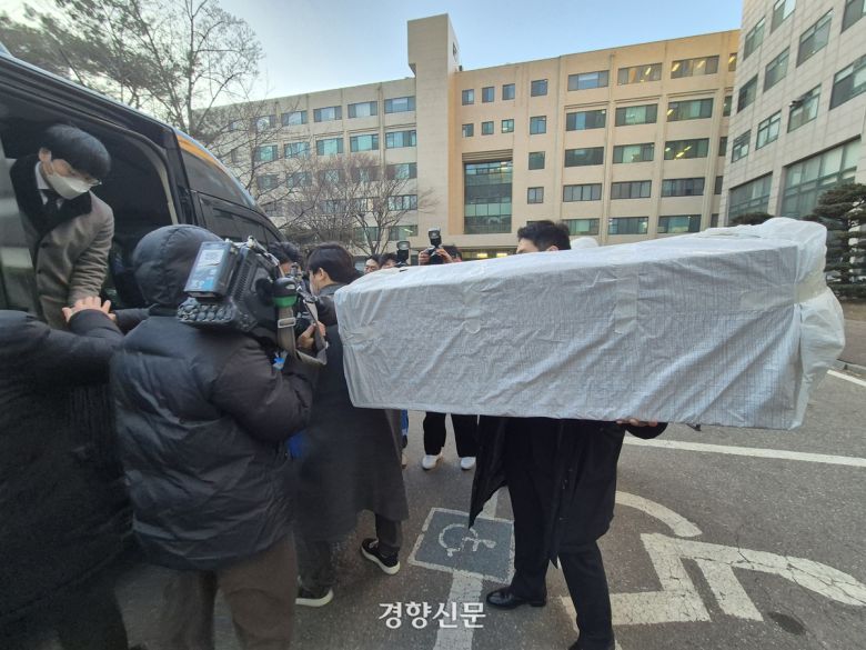 북한의 한국 무인기 침투 주장 등을 수사하고 있는 군·경 관계자들이 21일 서울의 한 사립대학 건물을 압수수색한 뒤 압수물품을 차량에 싣고 있다. 김태욱 기자