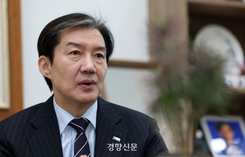 조국 조국혁신당 대표가 13일 국회 당 대표실에서 경향신문과 인터뷰를 하고 있다. 그는 “대통령이 되겠다고 늘 생각하는 사람은 권력욕에 함몰돼 파멸할 것”이라며 자신은 “욕망에 먹히지 않으려 노력한다”고 말했다. 이어 “그 끝에 제가 무엇이 되어 있을지는 국민이 선택할 것”이라고 말했다. 권도현 기자