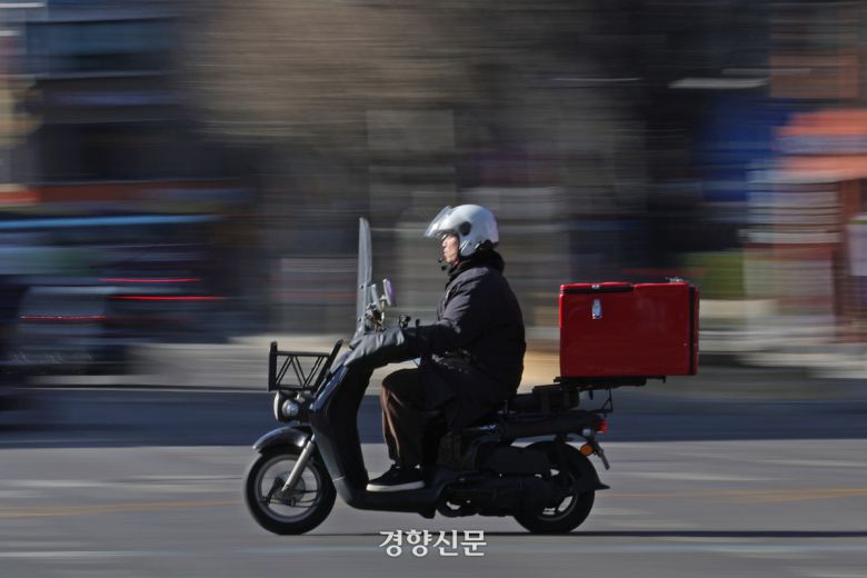 정부가 현행 근로기준법으로 보호받지 못하는 특수고용·플랫폼 종사자 등의 권리를 보호할 수 있는 ‘일하는 사람 기본법’ 제정을 추진하겠다고 밝힌 20일 서울 시내에서 오토바이를 탄 배달 노동자가 이동하고 있다. 정효진 기자