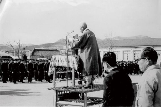 배만두가 1973년 3·1절 경남 고성 대성초등학교에서 기념 축사를 하고 있다. 후손 배원열 제공