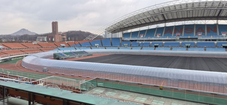 안산 와~스타디움 트랙 비닐하우스 설치 전경. 안산도시공사 제공