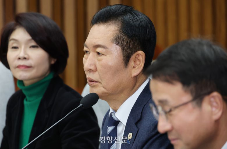 정청래 더불어민주당 대표(가운데)가 지난 20일 국회에서 열린 공소청법, 중대범죄수사청법 공청회에서 발언하고 있다. 박민규 선임기자