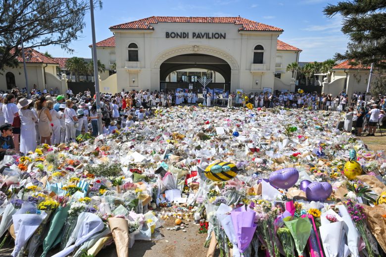 지난달 21일(현지시간) 호주 시드니 본다이 비치에서 시민들이 희생자들을 추모하며 헌화하고 있다. 같은 달 14일 본다이 비치에서 열린 유대인 공동체의 하누카 축제 행사 도중 발생한 총기 테러로 15명이 희생됐다. EPA연합뉴스