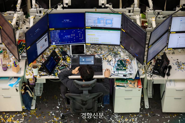 22일 서울 중구 하나은행 본점 딜링룸 현황판에 장 초반 5,000 포인트를 돌파한 코스피 지수가 표시되고 있다. 2026.1.22 이준헌 기자